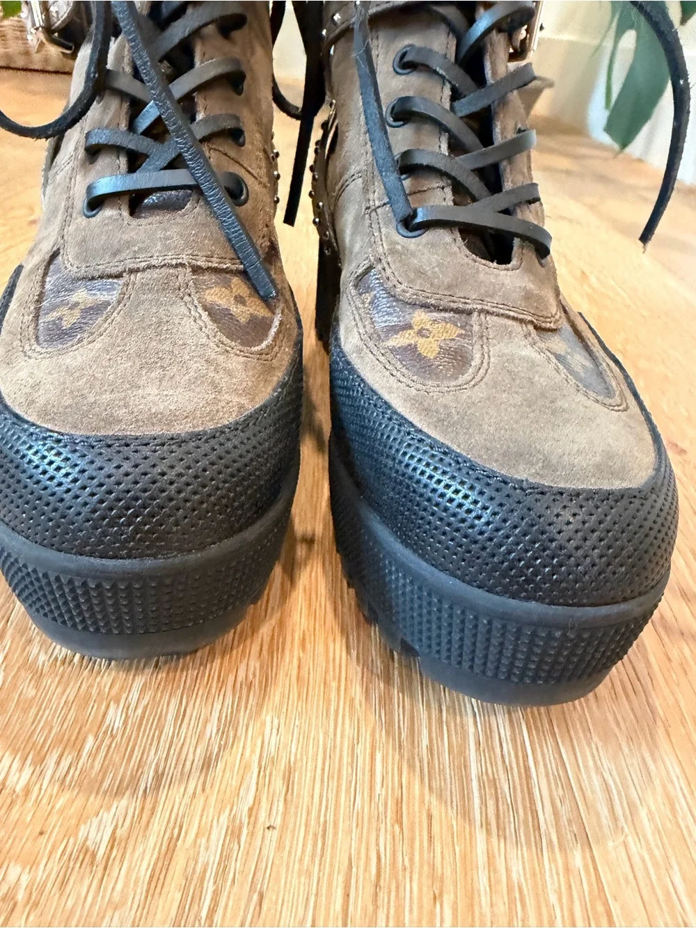 Louis Vuitton • Laureate Boot